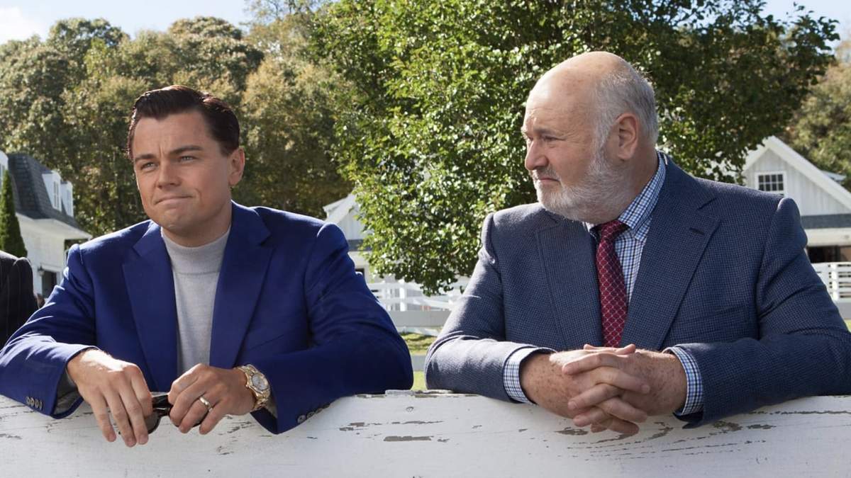 Leonardo DiCaprio y Rob Reiner en El Lobo de Wall Street