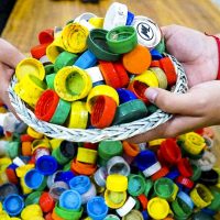 No tires las tapitas plásticas de las botellas de gaseosa: armate este fabuloso y útil portacepillos de dientes