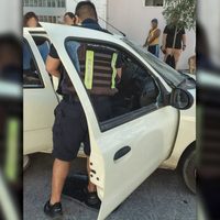 Por accidente, un bebé quedó encerrado en el auto y fue rescatado por policías