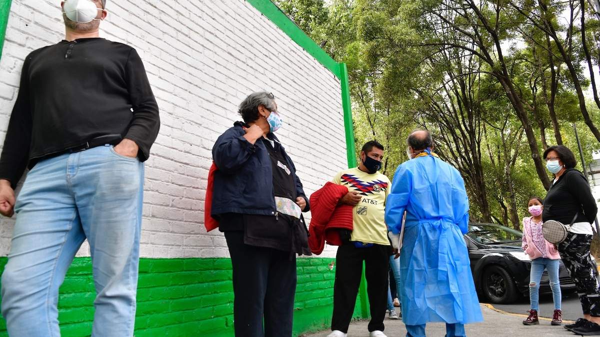 Fila para aplicación de pruebas de covid-19