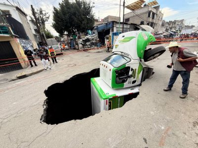 Camión de refrescos se hunde en socavón en Iztapalapa tras colapso de drenaje