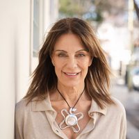 Fluido, elegante y versátil: Nequi Galotti y el pantalón que redefine la elegancia relajada