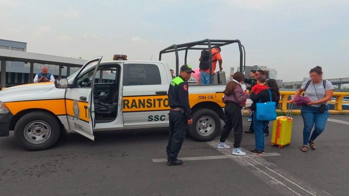 Policías de Tránsito transportaron a usuarios del AICM