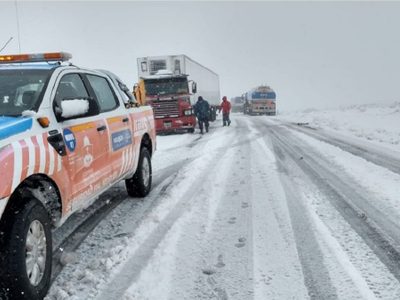 Cinco camiones varados en la ruta 237 por nieve y formación de hielo en la calzada