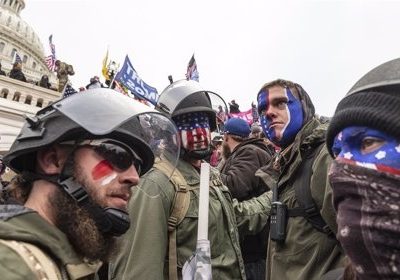 Arrestan a cinco miembros del grupo de ultraderecha America First por el asalto al Capitolio de EU
