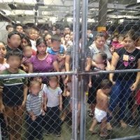 Como en EU con Trump, México mantiene a migrantes, incluidos niños, hacinados en jaulas (Video)