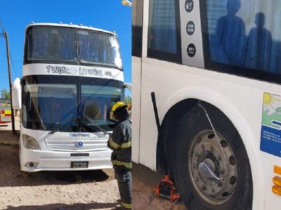 Quedó atrapado debajo de un colectivo al que intentaba cambiarle un neumático