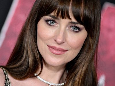 Anticipate a la tendencia del verano con la manicura francesa de cristal que Dakota Johnson ya lleva: elegante, natural y moderna