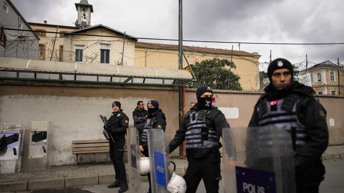 Policías turcos montan guardia en una zona acordonada ante la iglesia de Santa María en Estambul, Turquía, el domingo 28 de enero de 2024. Dos personas enmascaradas asaltaron una iglesia en Estambul durante la misa del domingo y mataron a una persona, según dijeron las autoridades turcas