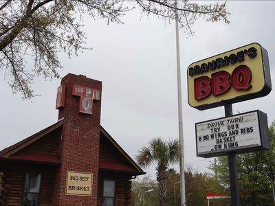 Demandan a restaurante por racismo y acoso sexual