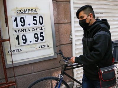 El peso y la BMV caen ante nerviosismo por ajustes a tasas de interés en EU