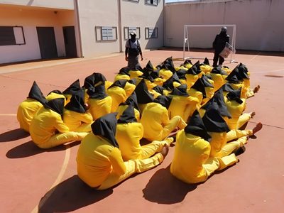 Efecto Bukele: Paraguay realizó un traslado masivo de presos encapuchados