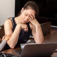 Las mujeres en Chile trabajan 12 horas más que los hombres, según un informe
