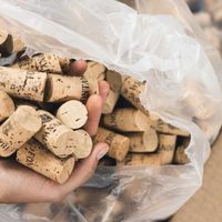 No tires los corchos de vino y usalos para crear este macetero estilo campestre chic para tu casa