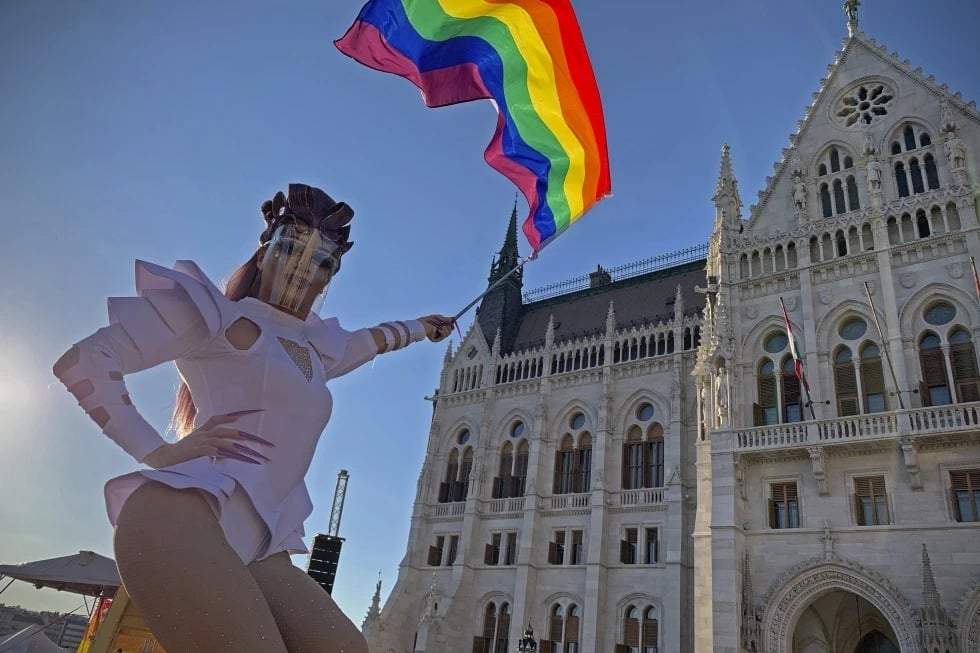 Parlamento de Hungría aprueba ley que prohíbe eventos de orgullo gay