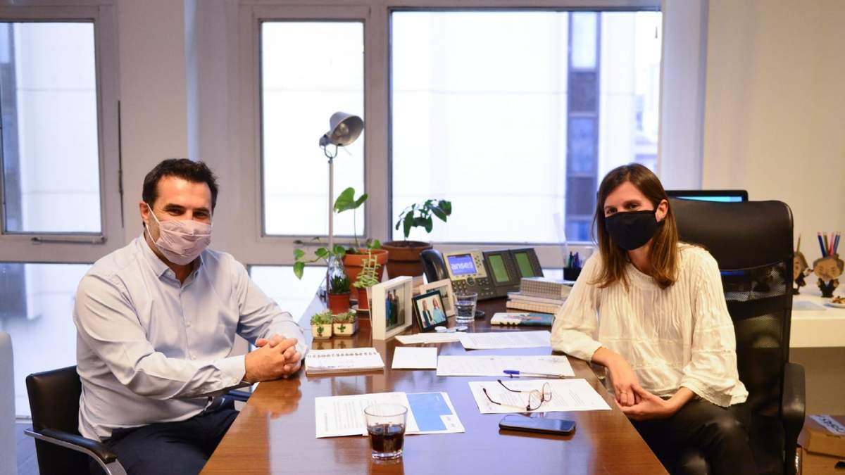 Darío Martínez, secretario de Energía, junto a Fernanda Raverta, directora de ANSES. Fuente: (Twitter)