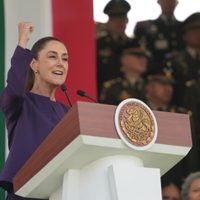 Sheinbaum reconoce a mujeres de las Fuerzas Armadas durante el 8M