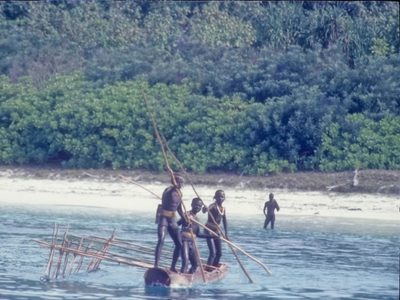 Turista entra sin permiso a una isla remota y da refrescos a una tribu aislada; ya fue detenido