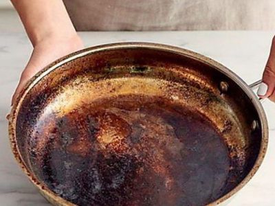 Limpiá tu sartén y dejala como nueva gracias al truco de una famosa bebida que tomás todos los días