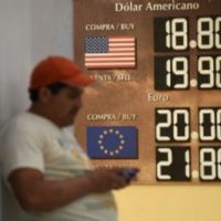 Peso gana mientras el dólar se debilita por posible recorte de la Fed