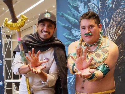 Critican a Tenoch Huerta por cobrar las selfies; esto costaron las fotos y autógrafos