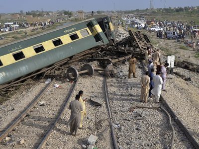 Al menos 30 muertos y 60 heridos por descarrilamiento de tren en Pakistán