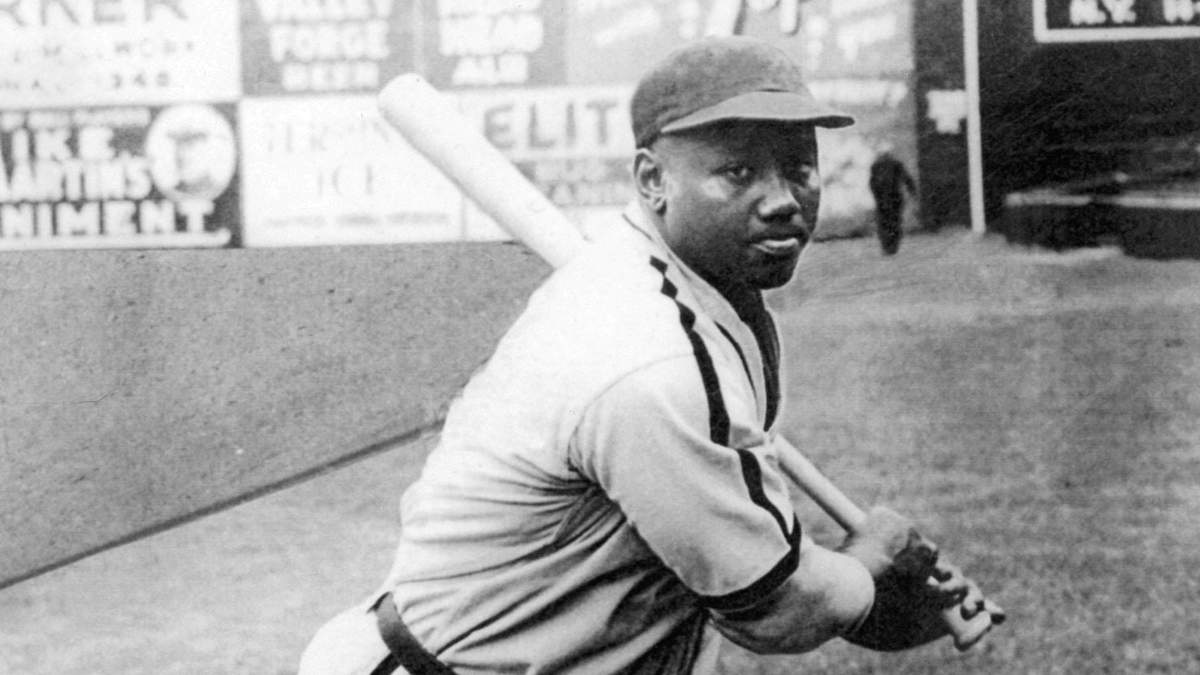 Josh Gibson, receptor de los Homestead Grays de Pittsburgh de la Liga Negra, practica su swing antes de un partido en Forbes Field en 1940.