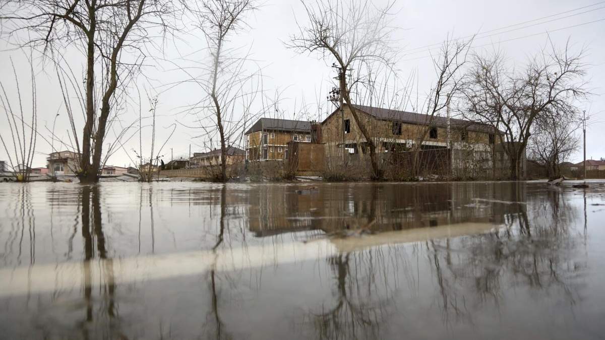 La autopista Evpatoria - Saki se ve cubierta de agua tras una tormenta en Crimea, el lunes 27 de noviembre de 2023. Más de medio millón de personas estaban sin luz en Crimea, Rusia y Ucrania después de que una tormenta en el Mar Negro inundara carreteras, arrancara árboles y derribara tendidos eléctricos, según indicaron la agencia estatal rusa de noticias y el Ministerio ucraniano de Energía