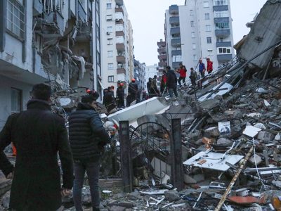 México mandó "equipo de especialistas bien entrenados" a Turquía para ayudar tras terremoto: Ebrard