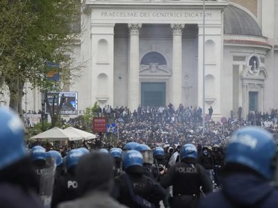 La policía interviene para evitar enfrentamientos entre aficionados antes del derbi romano