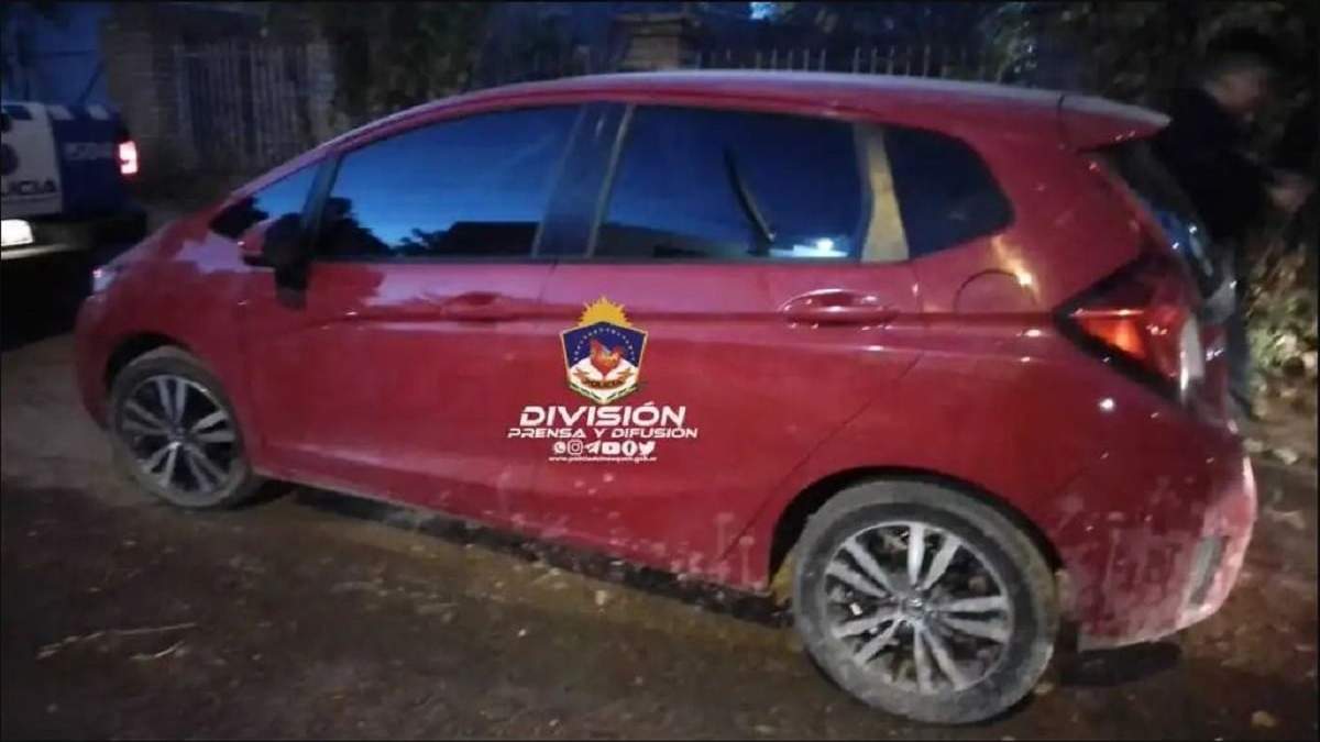 Automóvil recuperado por efectivos de Centenario . Fuente: (Prensa Policial)