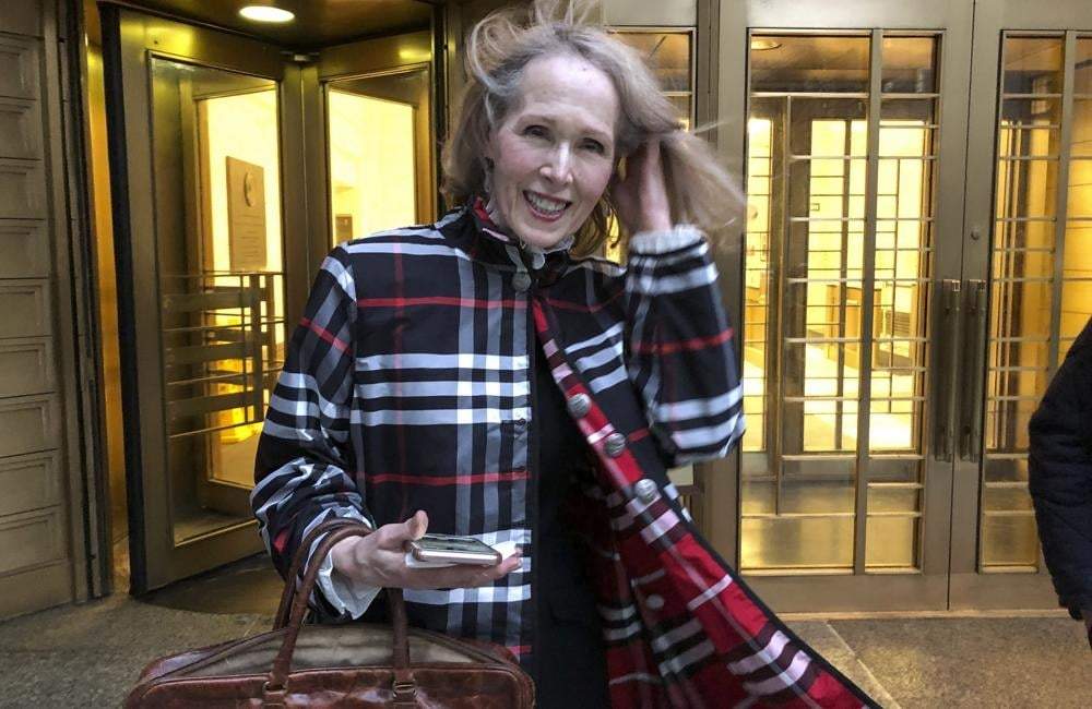 La columnista E. Jean Carroll sale de una Corte federal en Nueva York el 22 de febrero de 2022