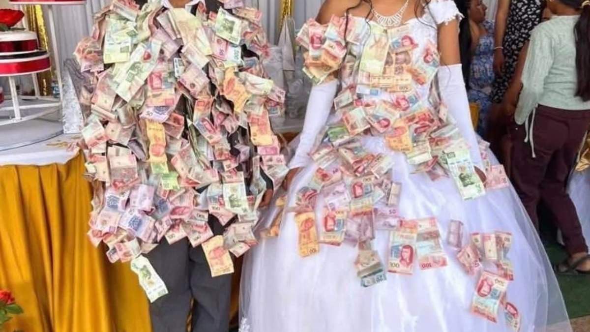 Los novios con los billetes que les regalaron los invitados