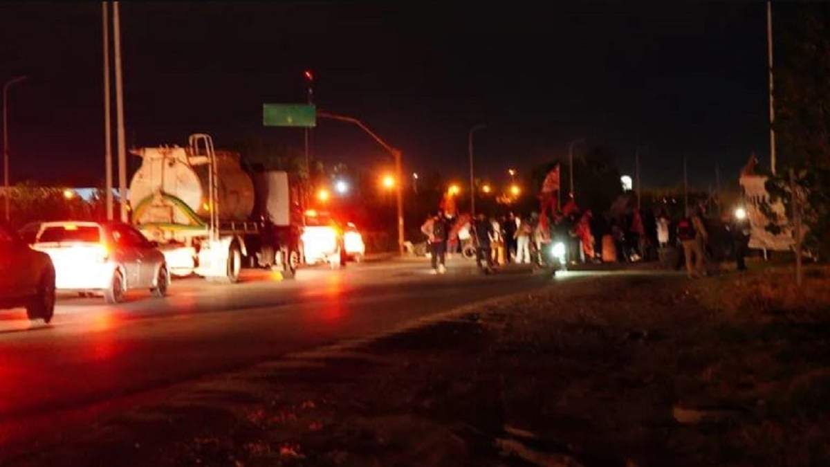 El reclamo de ceramistas provoca congestión de tránsito en la ruta provincial 7 de Neuquén. Fuente: (Facebook)