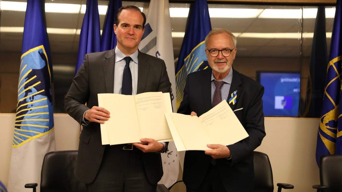 El presidente del BEI, Werner Hoyer, y el del BID, Mauricio Claver-Carone