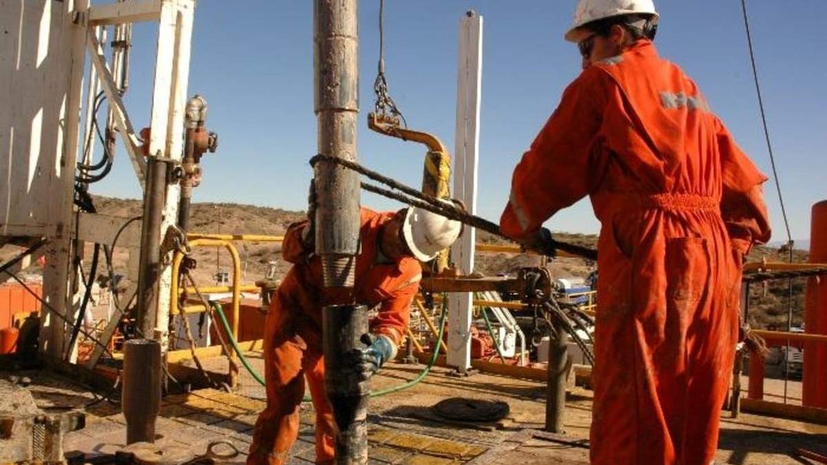 Trabajadores de la industria hidrocarburífera en Neuquén. Fuente: (Twitter)