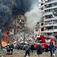 Al menos 12 muertos en ataques rusos en Ucrania; continúan tareas de rescate en edificio residencial