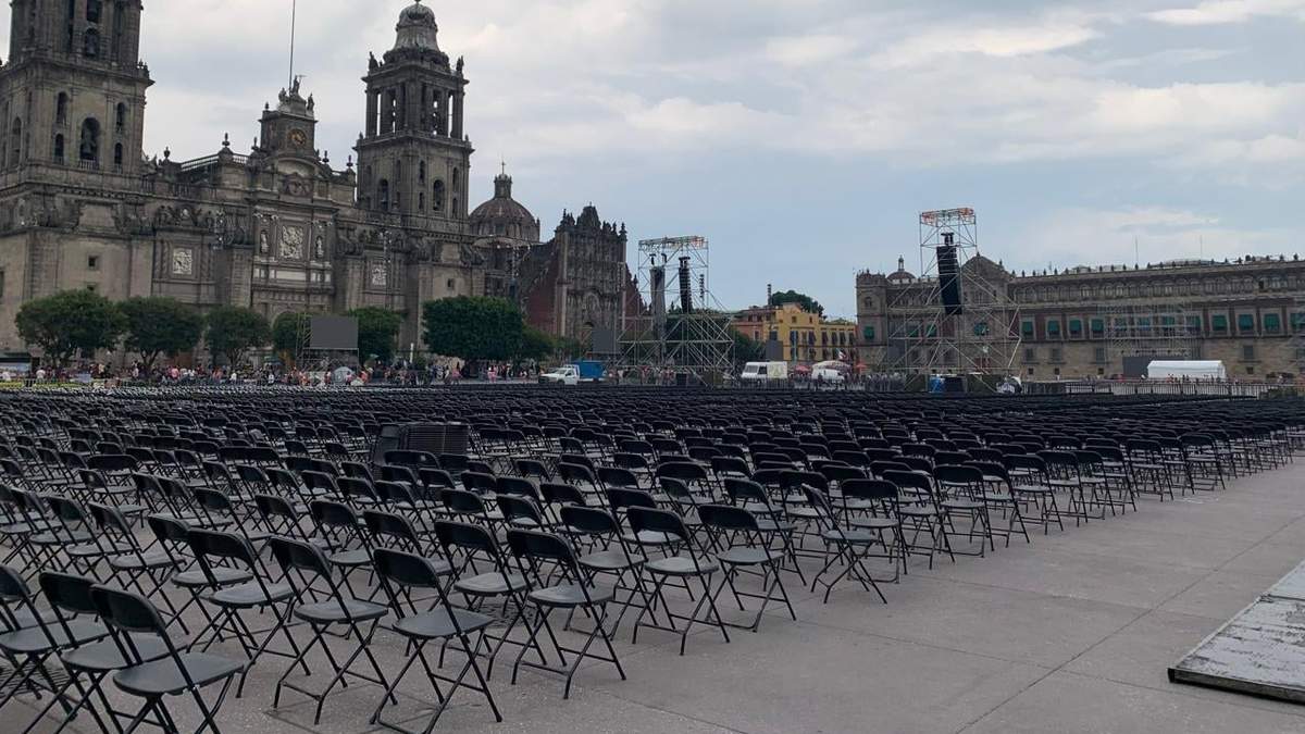 Armado del escenario y colocación de sillas en el Zócalo
