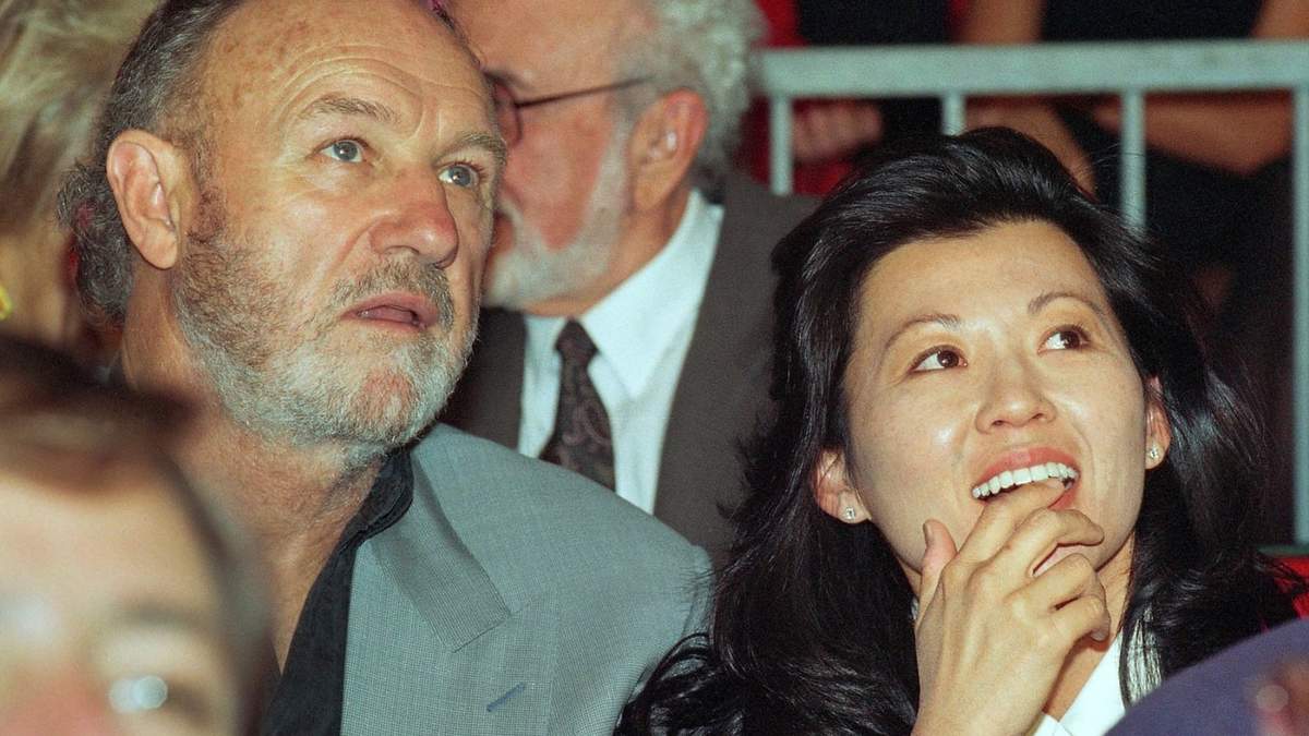 Gene Hackman y su esposa Betsy Arakawa en junio de 1993