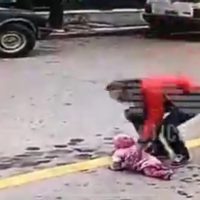 Captan cómo un hombre salva a bebé que cruzaba una calle gateando