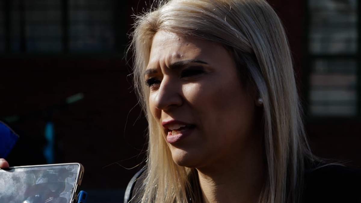 Márquez, candidata a diputada tras emitir su voto. Fuente: (Emiliano Ortiz - Minuto Neuquén)