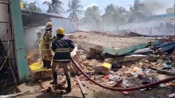 Hasta el lugar de la explosión se han desplazado efectivos de Policía y de Bomberos para llevar a cabo labores de rescate.