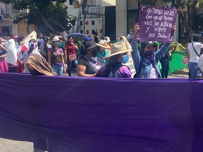 “¡Alto a los feminicidios!” exigen mujeres en la marcha del 8M en Oaxaca