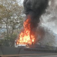 Hombres armados incendian unidades de carga y bloquean carreteras en Veracruz