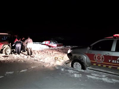 Rescataron a una familia chilena que estaba atrapada en la nieve desde el viernes