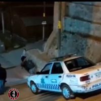 Exhiben en video a policía vial de Oaxaca que bajó una escaleras…a bordo de una patrulla