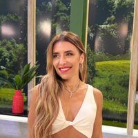 Mariana Brey reafirma el revival setentero con el pantalón que vas a querer en tu placard