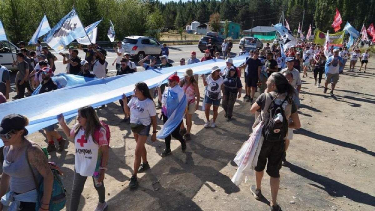 Manifestantes finalizaron la séptima Marcha por la Soberanía de Lago Escondido. Fuente: (Perfil)