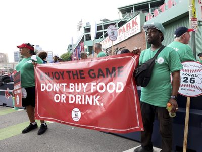 Vendedores de cerveza y alimentos en huelga en Fenway Park durante serie de los Dodgers vs. Red Sox