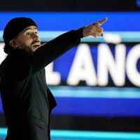 Bad Bunny y Fuerza Regida, principales finalistas de los Premios Billboard